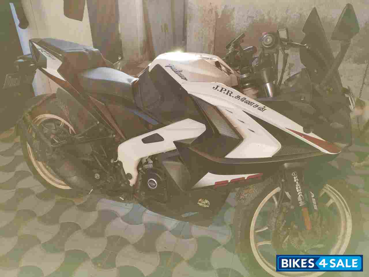 White Bajaj Pulsar RS 200 BS6