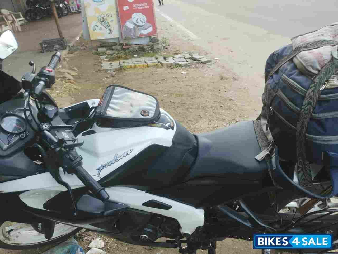 White Bajaj Pulsar RS 200 BS6