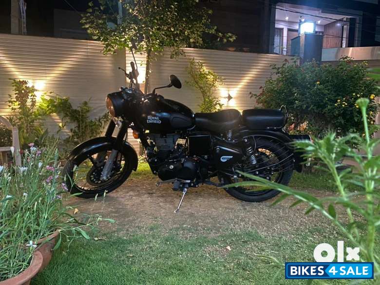 Royal Enfield Classic Stealth Black