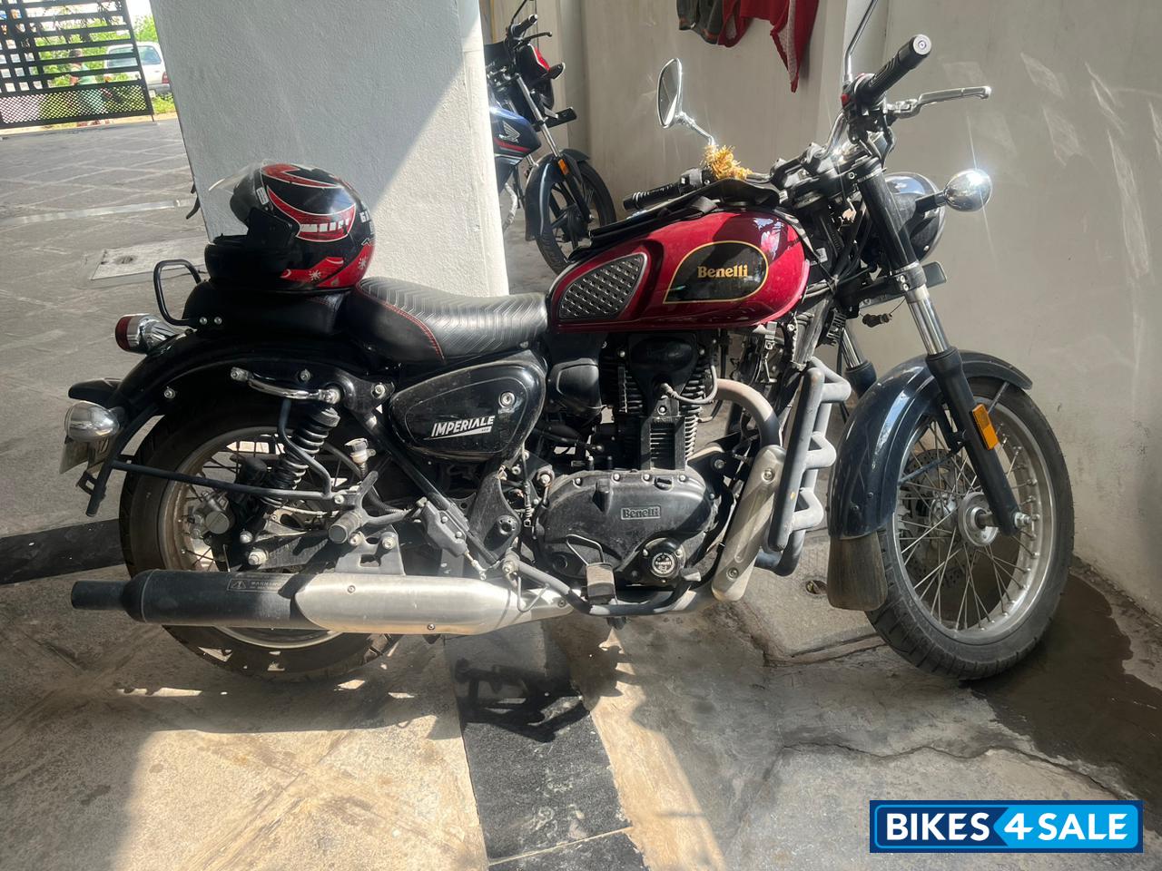 Red Benelli Imperiale 400 BS6