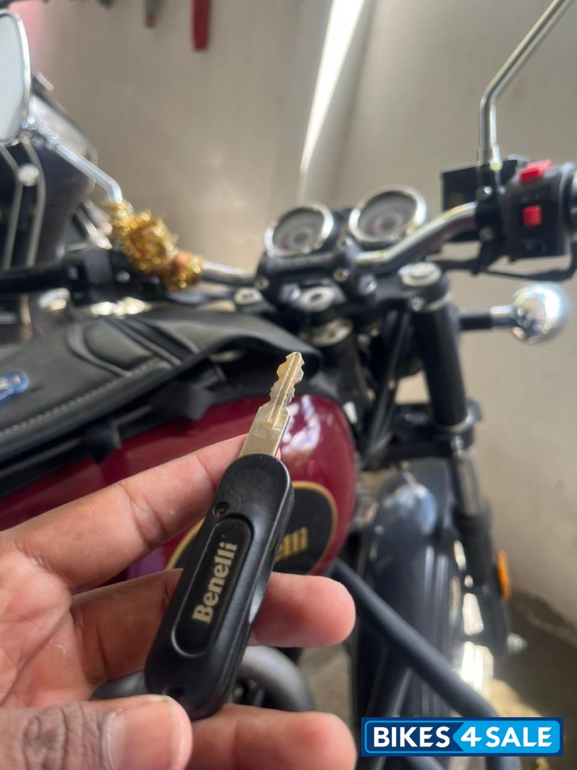 Red Benelli Imperiale 400 BS6