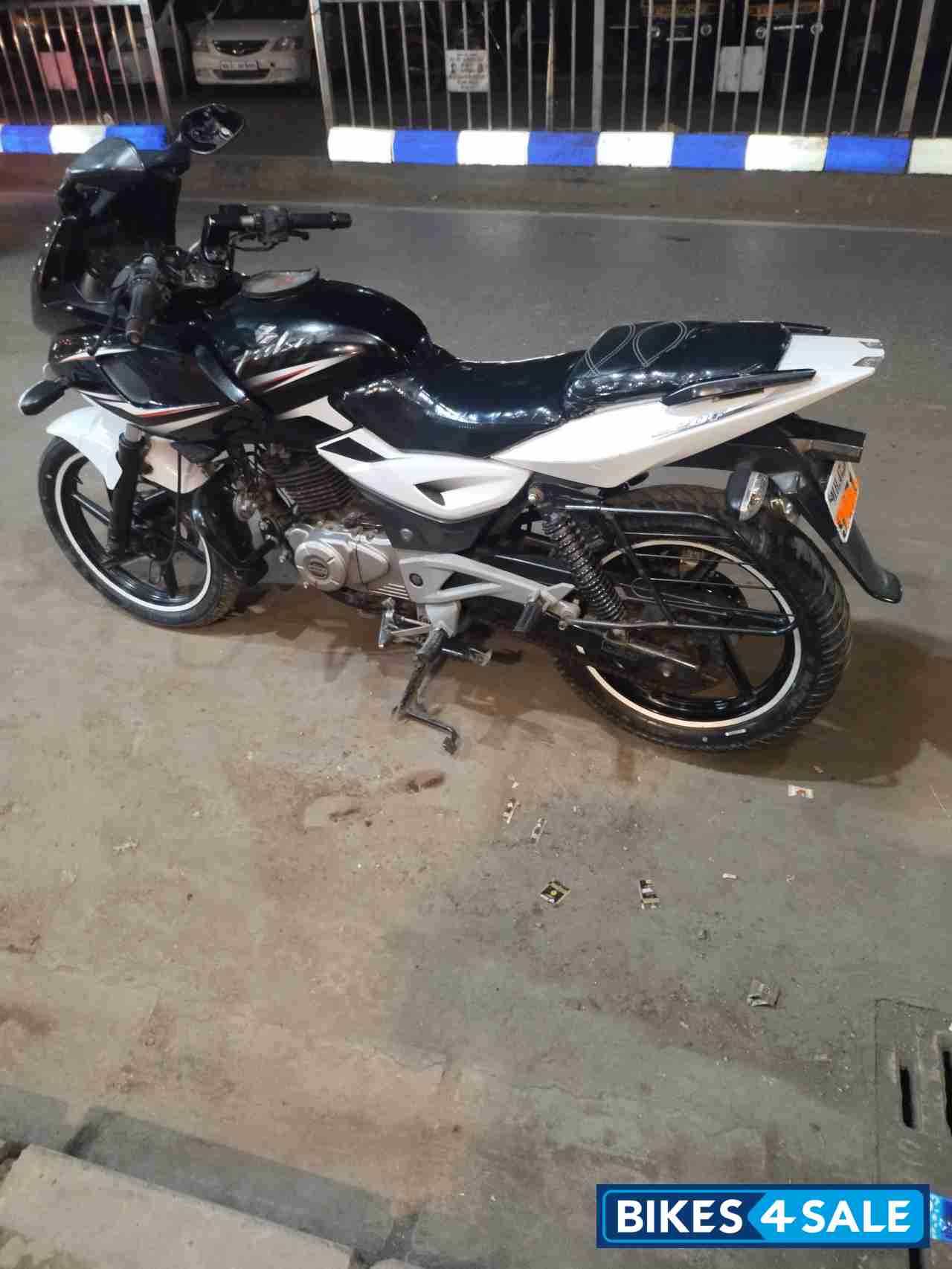 Bajaj Pulsar 220F