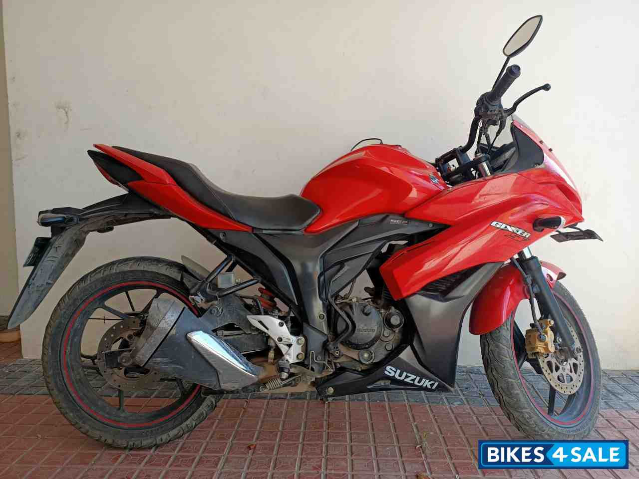 Pearl Mira Red/ Matte Black Suzuki Gixxer SF