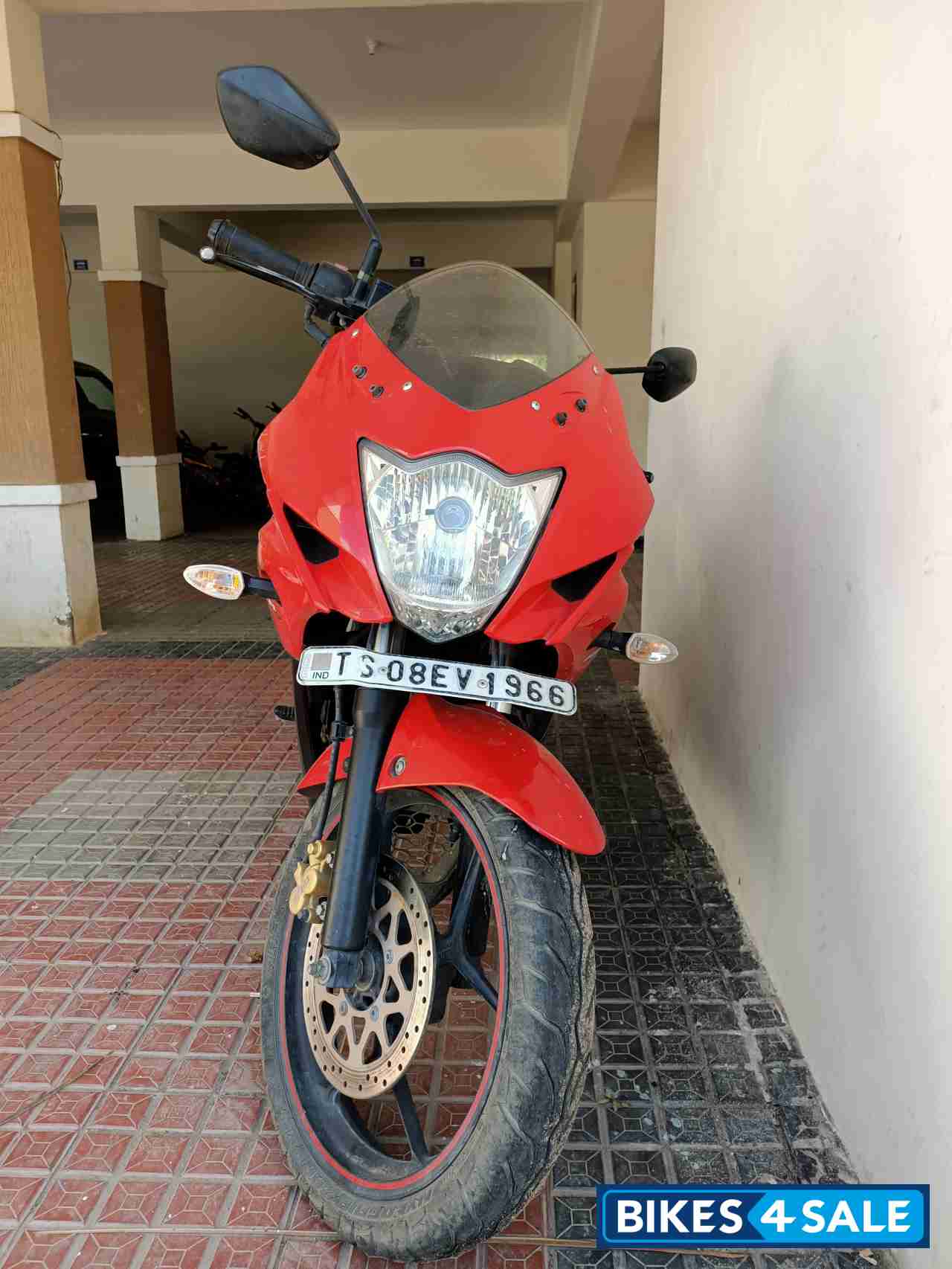 Pearl Mira Red/ Matte Black Suzuki Gixxer SF