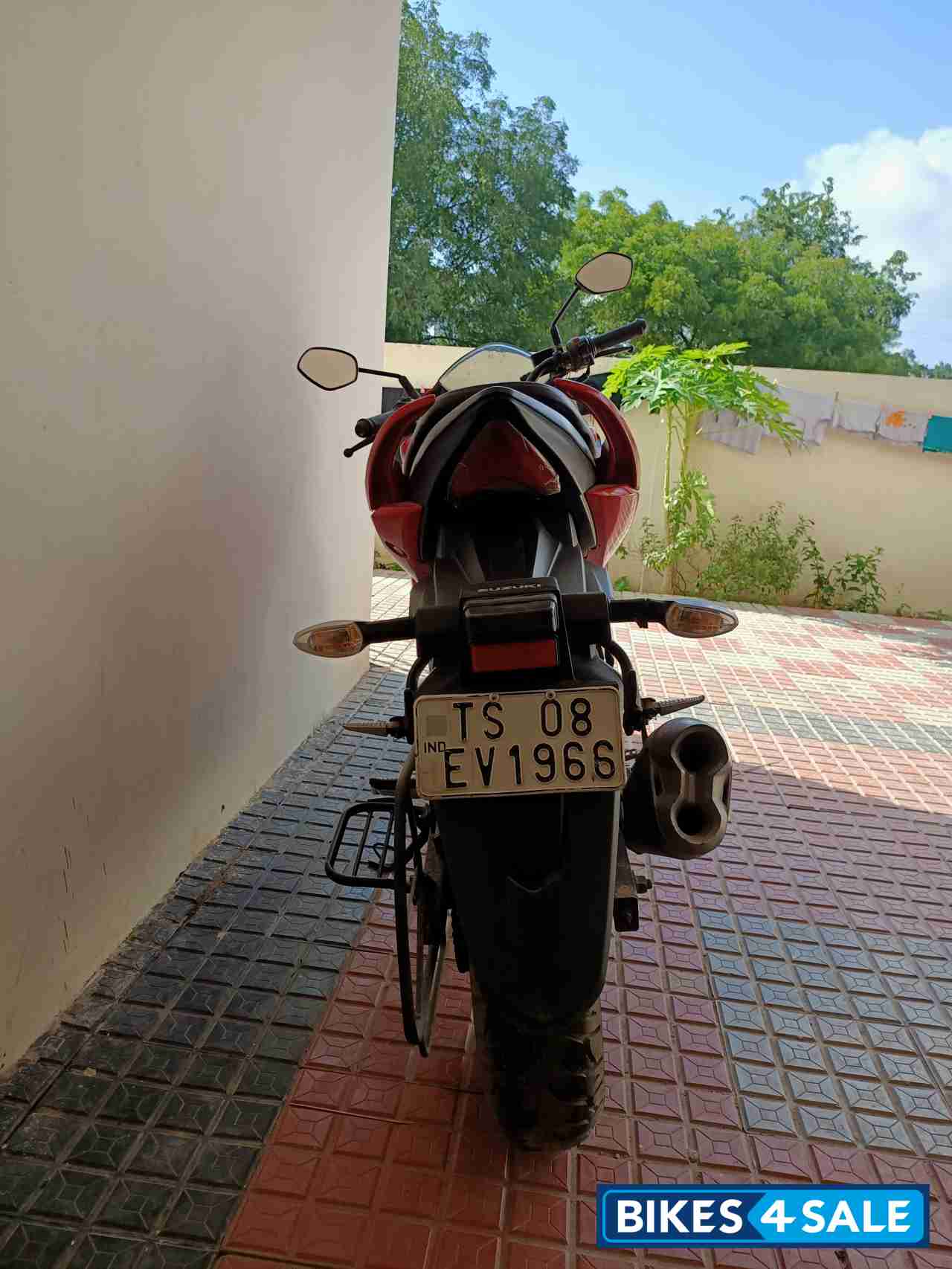 Pearl Mira Red/ Matte Black Suzuki Gixxer SF