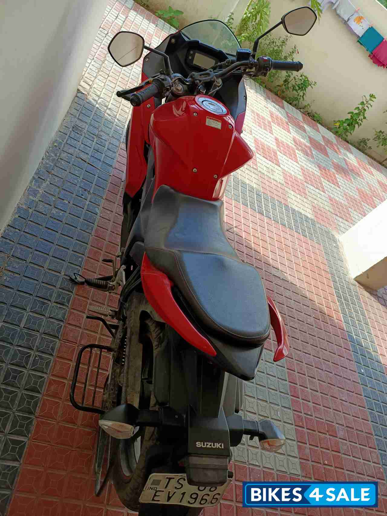 Pearl Mira Red/ Matte Black Suzuki Gixxer SF