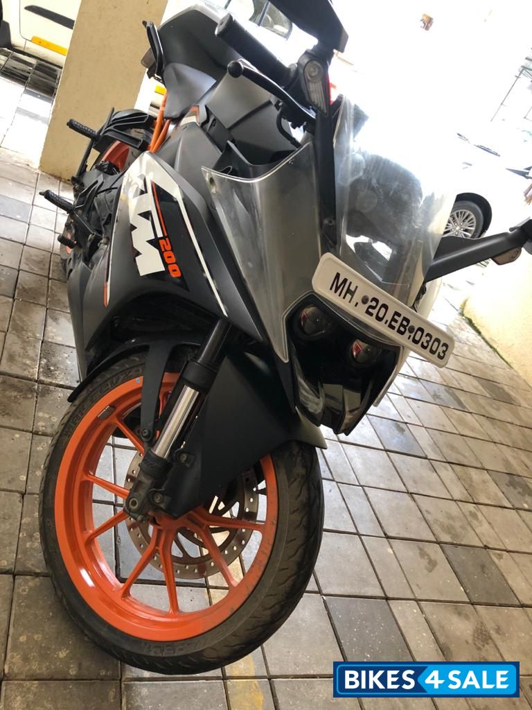 An Black KTM RC 200