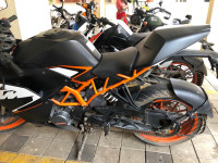 An Black KTM RC 200