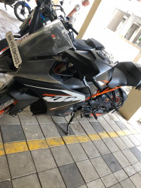An Black KTM RC 200