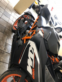 An Black KTM RC 200