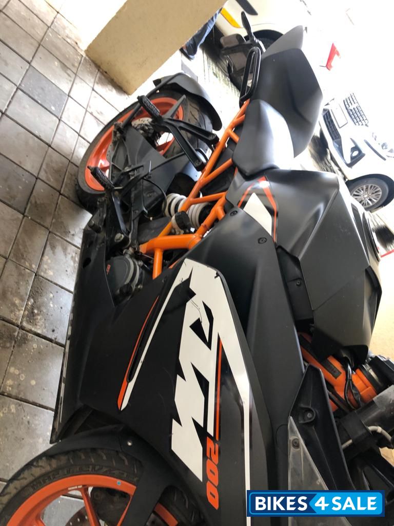 An Black KTM RC 200