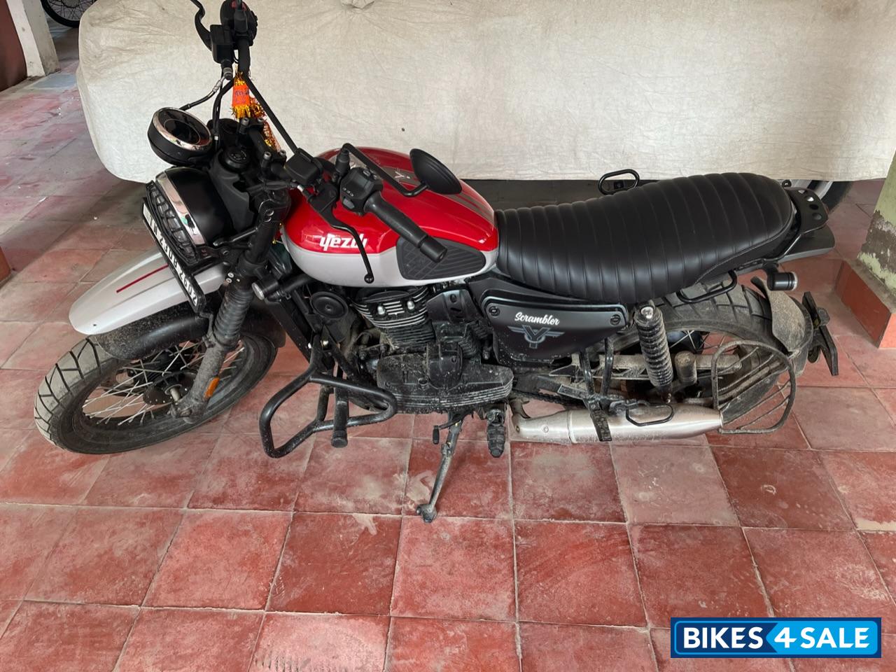 Yezdi Scrambler Dual Tone