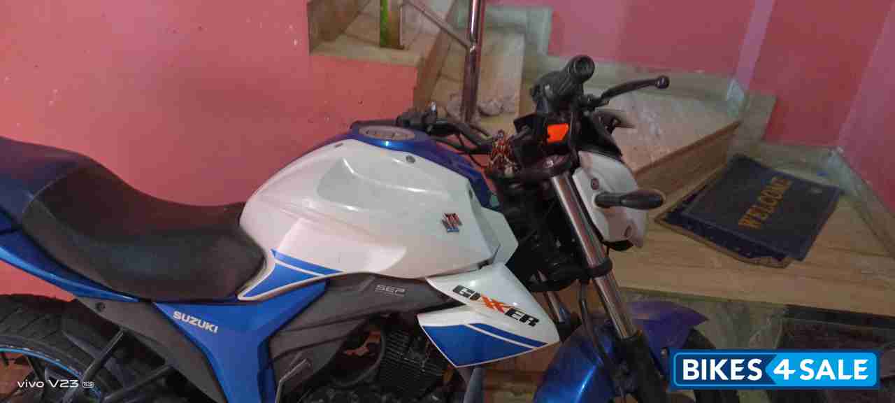 White Blue Suzuki Gixxer 150