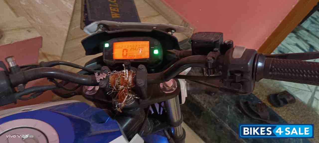 White Blue Suzuki Gixxer 150