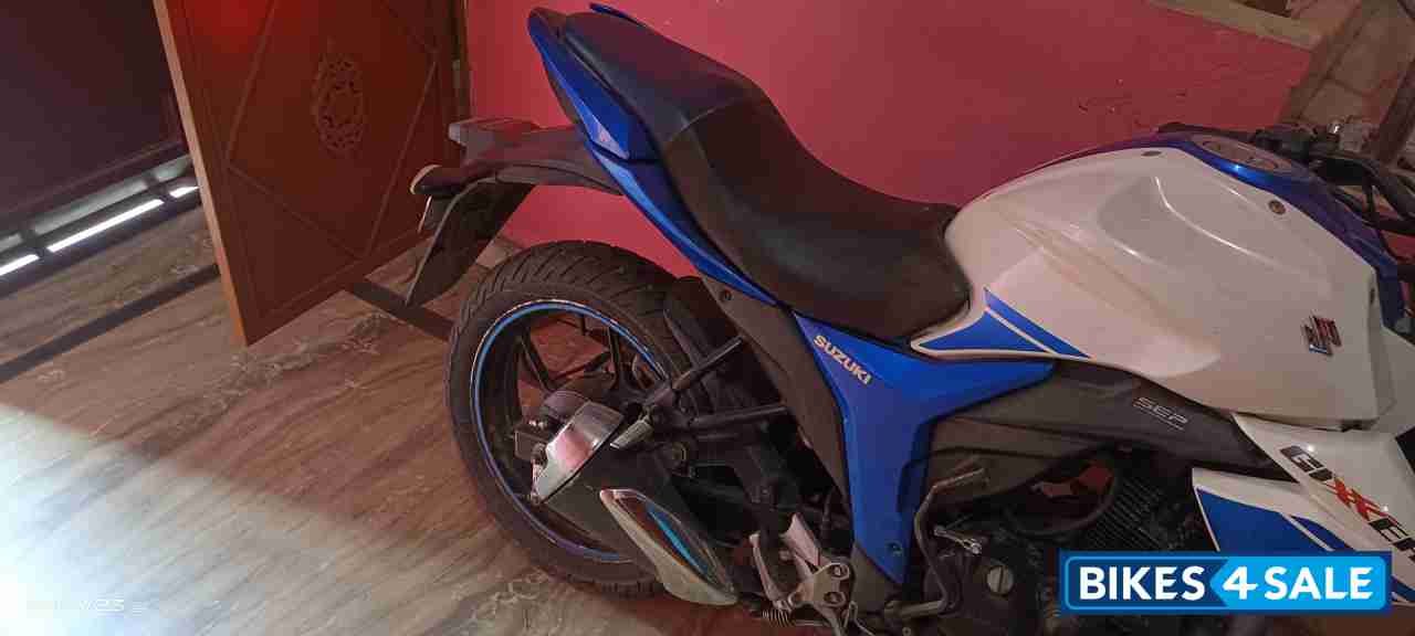 White Blue Suzuki Gixxer 150