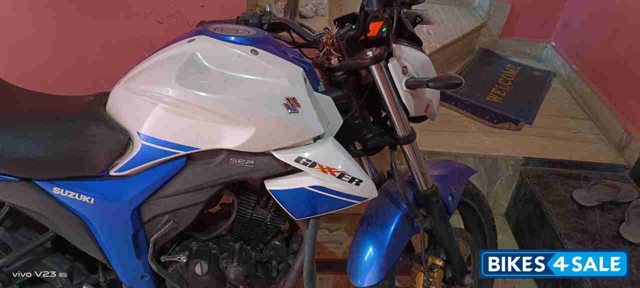 White Blue Suzuki Gixxer 150