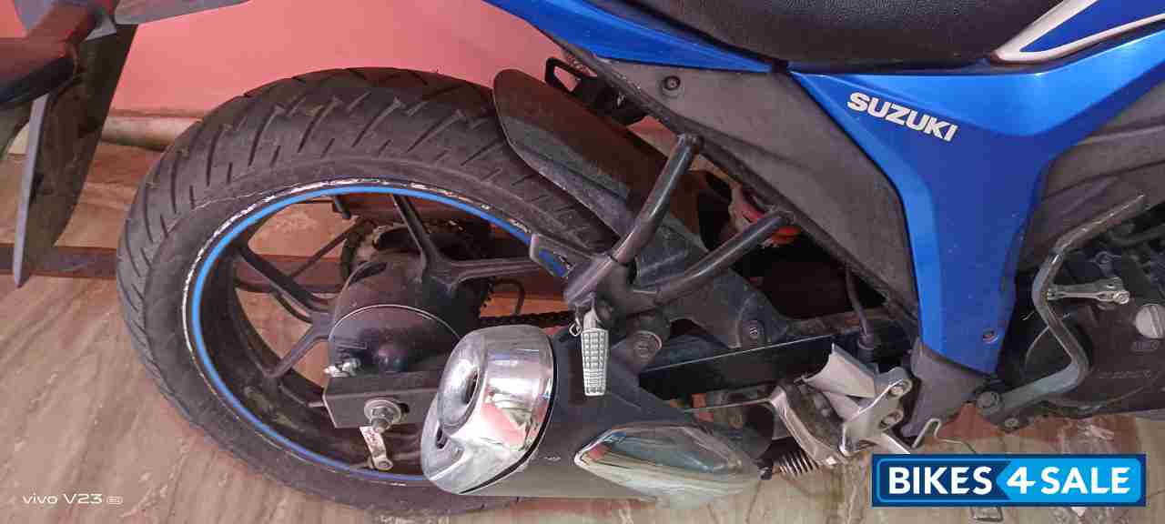 White Blue Suzuki Gixxer 150
