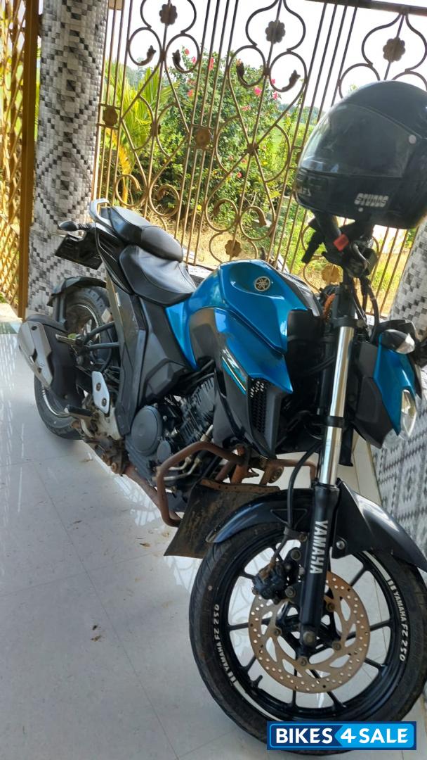 Blue Yamaha FZ25