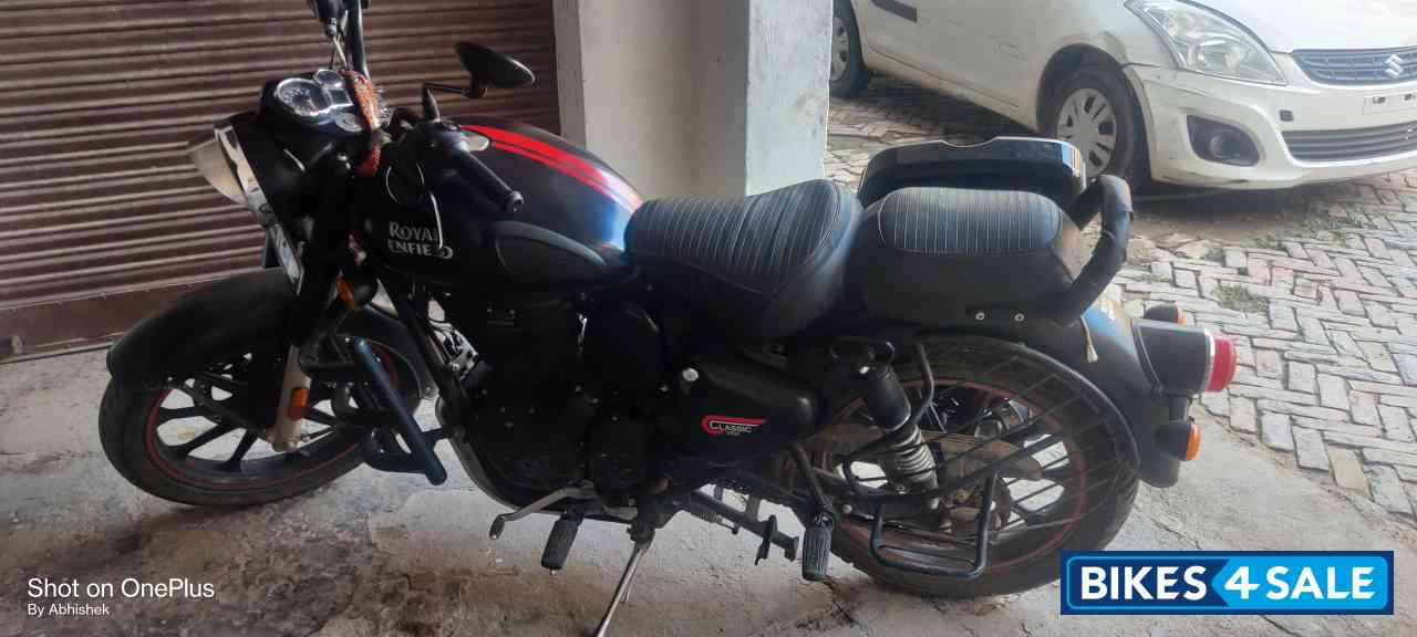 Black Royal Enfield Classic 350 Dual Channel BS6