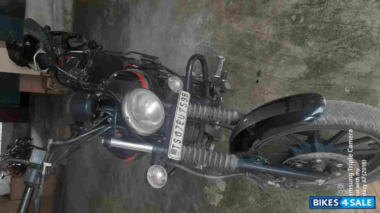 Black Bajaj Avenger Street 220