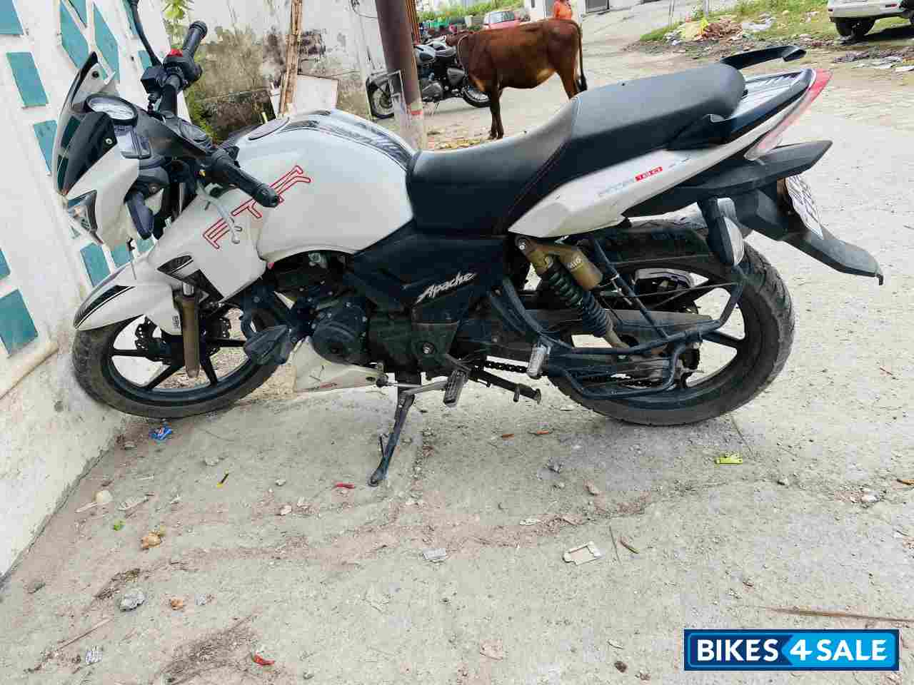 White TVS Apache RTR 180