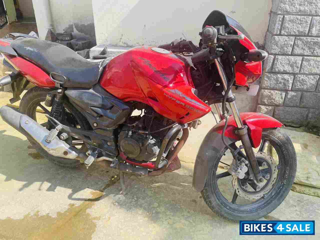 Red TVS Apache RTR 160