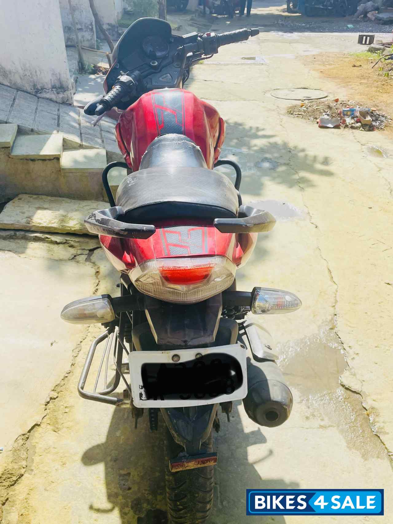 Red TVS Apache RTR 160