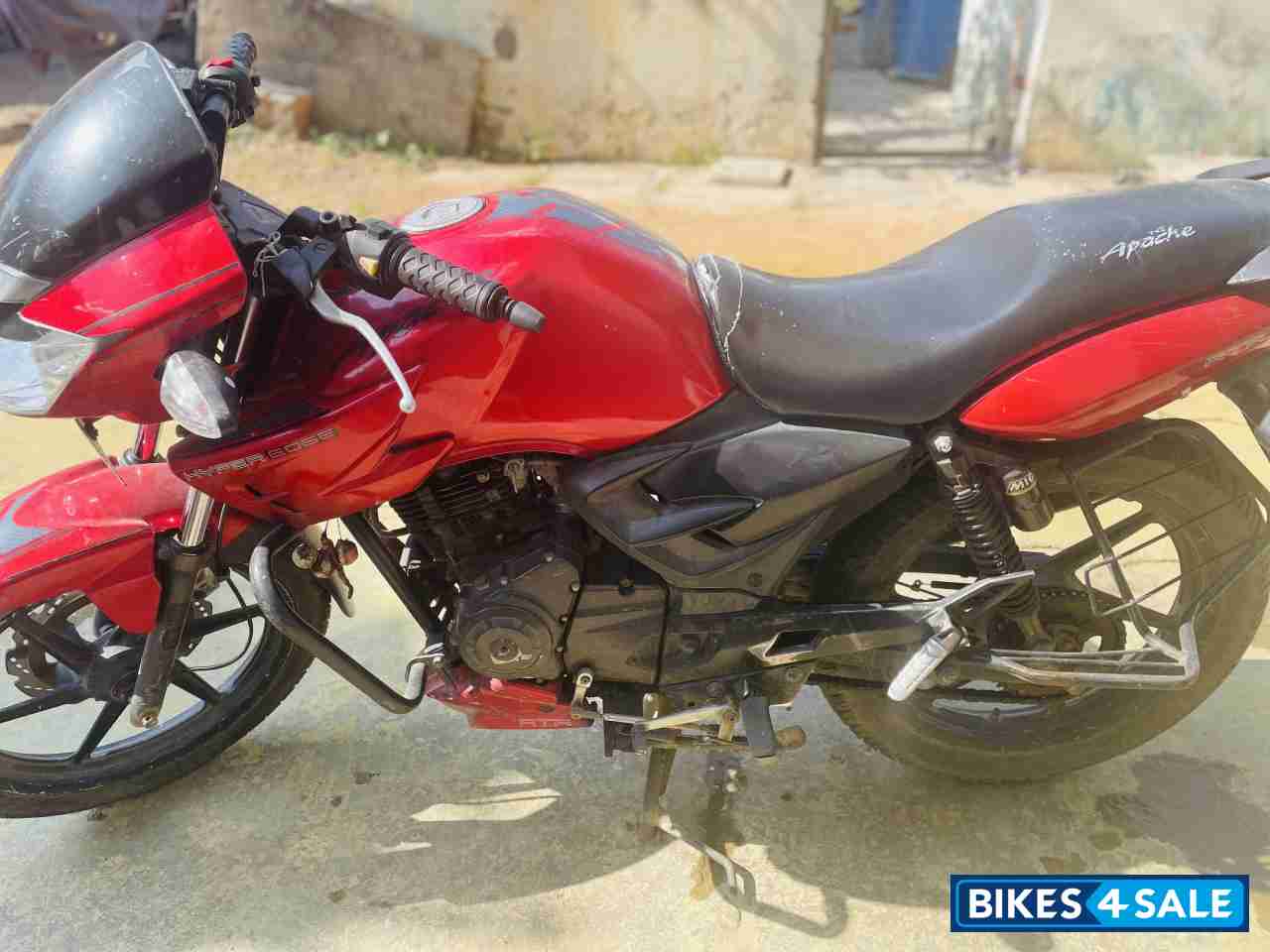 Red TVS Apache RTR 160