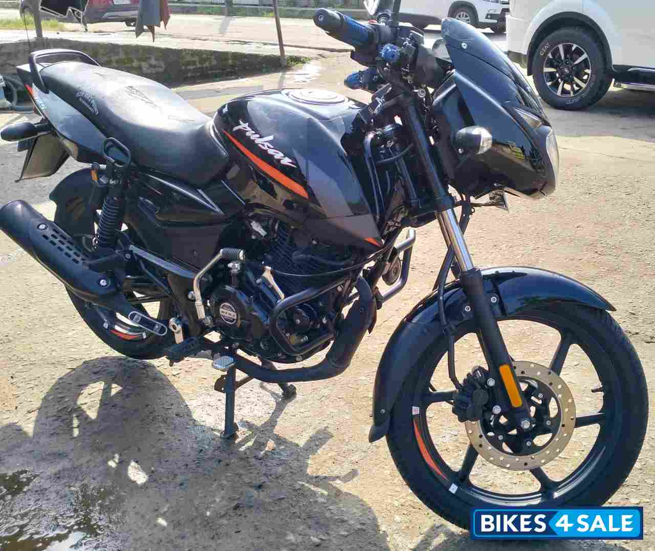 Black Bajaj Pulsar 125 Neon BS6