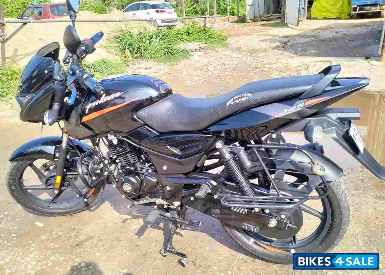 Black Bajaj Pulsar 125 Neon BS6