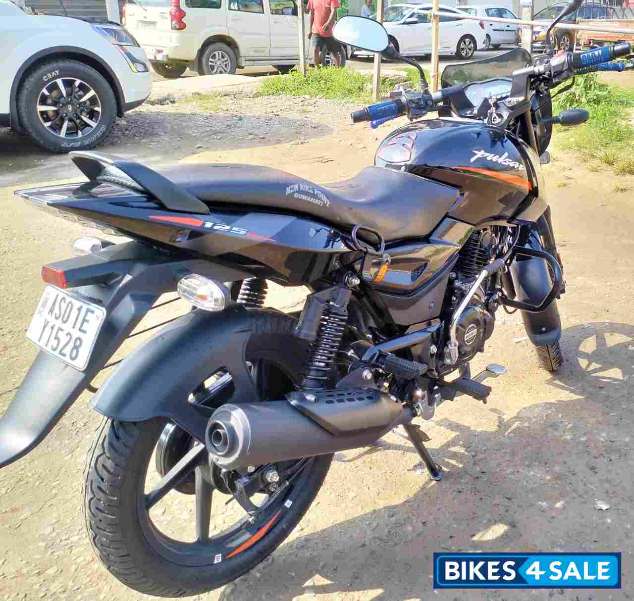 Black Bajaj Pulsar 125 Neon BS6