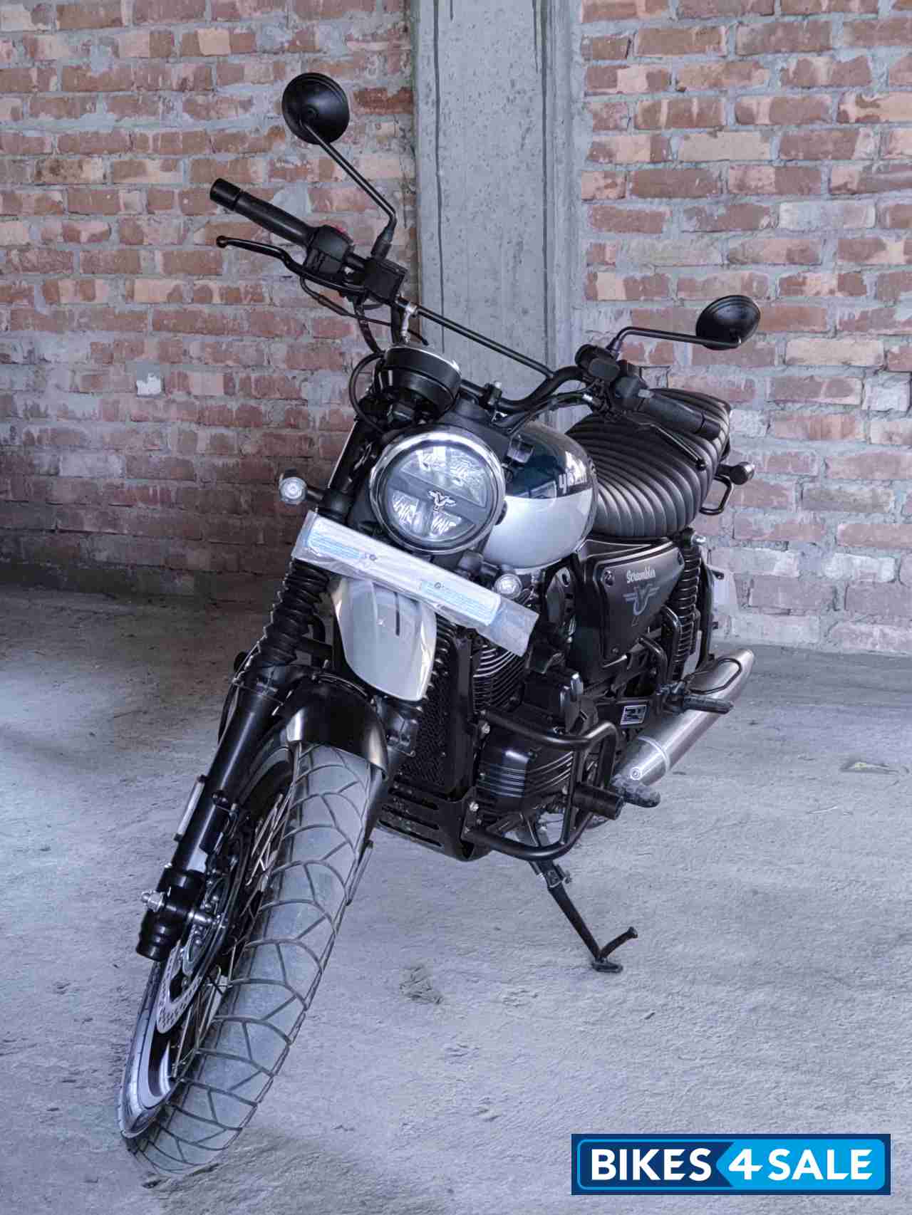 Yezdi Scrambler Dual Tone