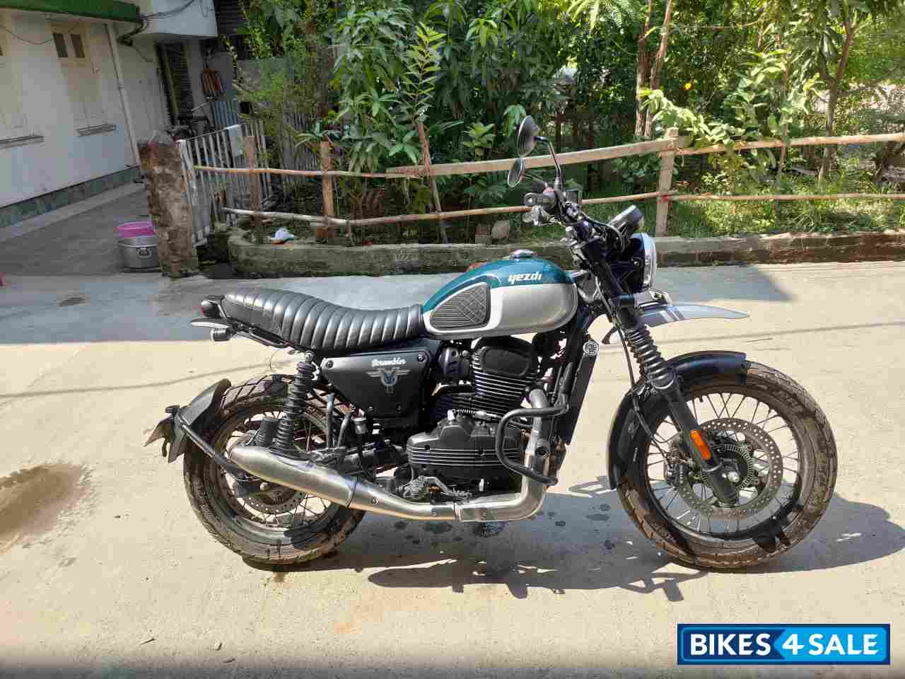 Yezdi Scrambler Dual Tone Yezdi Scrambler Dual Tone
