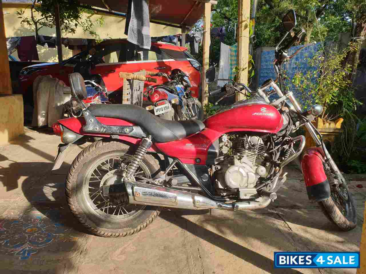 Red Bajaj Avenger 220 DTS-i