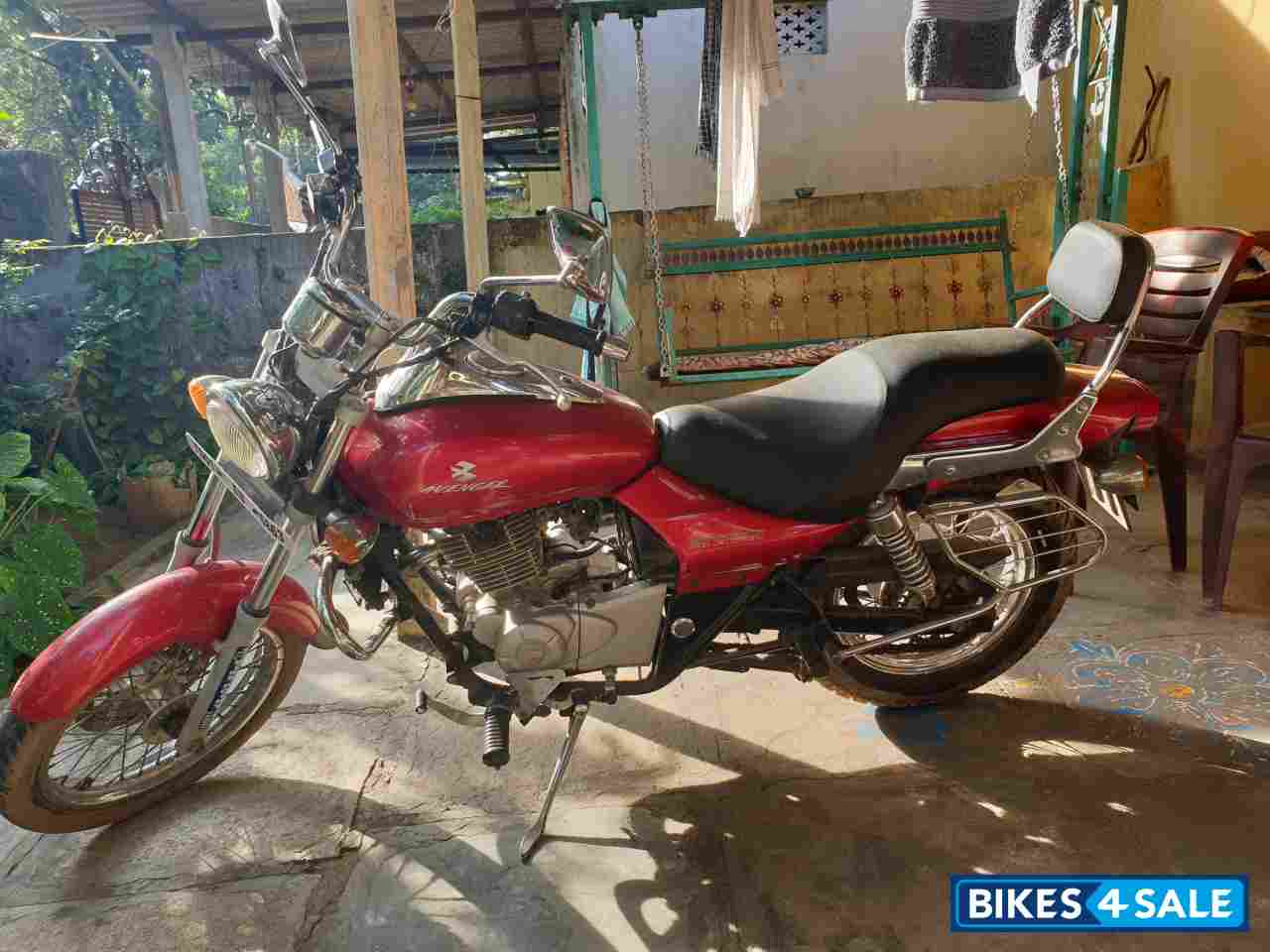 Red Bajaj Avenger 220 DTS-i Red Bajaj Avenger 220 DTS-i