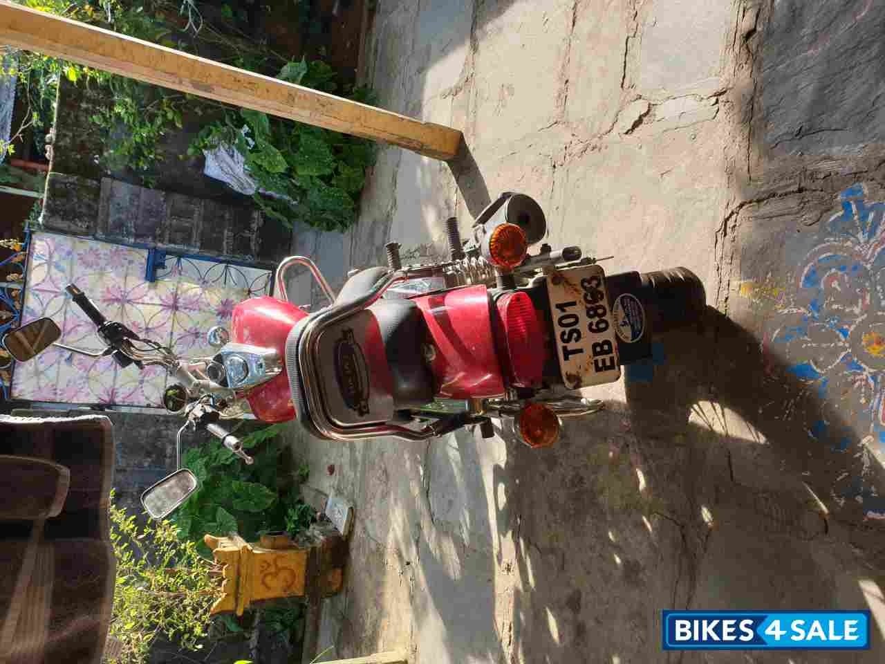 Red Bajaj Avenger 220 DTS-i Red Bajaj Avenger 220 DTS-i