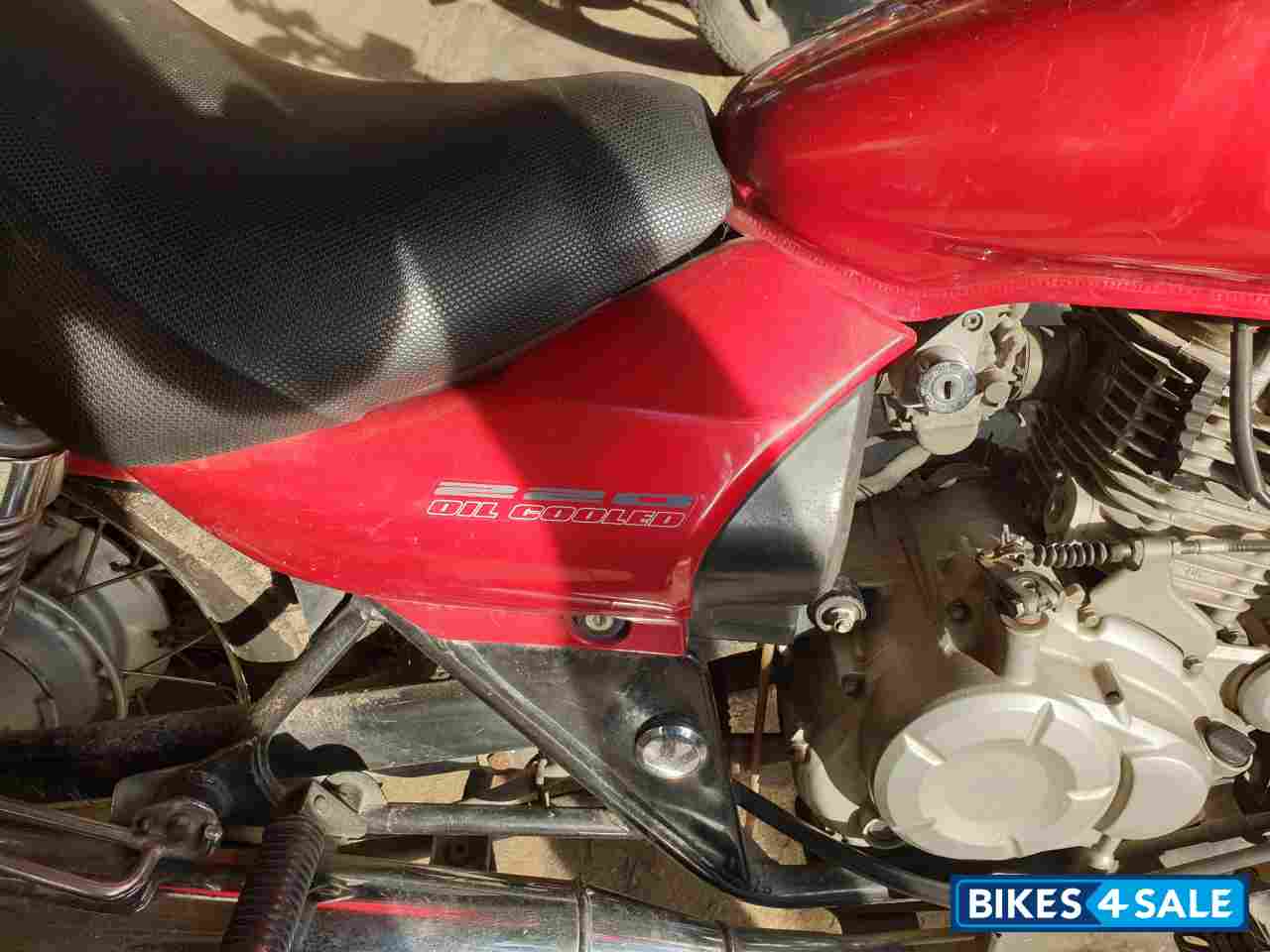 Red Bajaj Avenger 220 DTS-i Red Bajaj Avenger 220 DTS-i