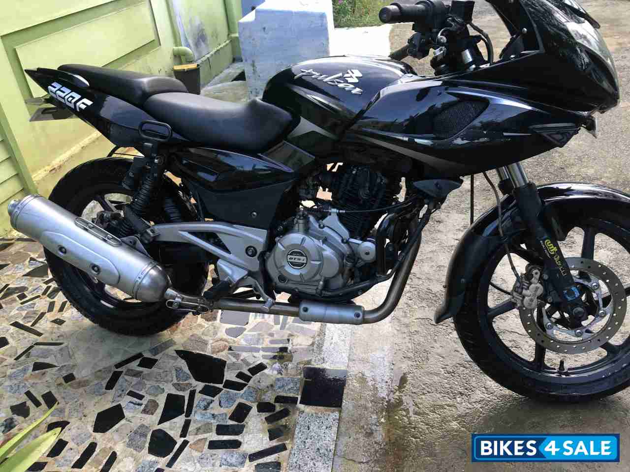 Bajaj Pulsar 220F