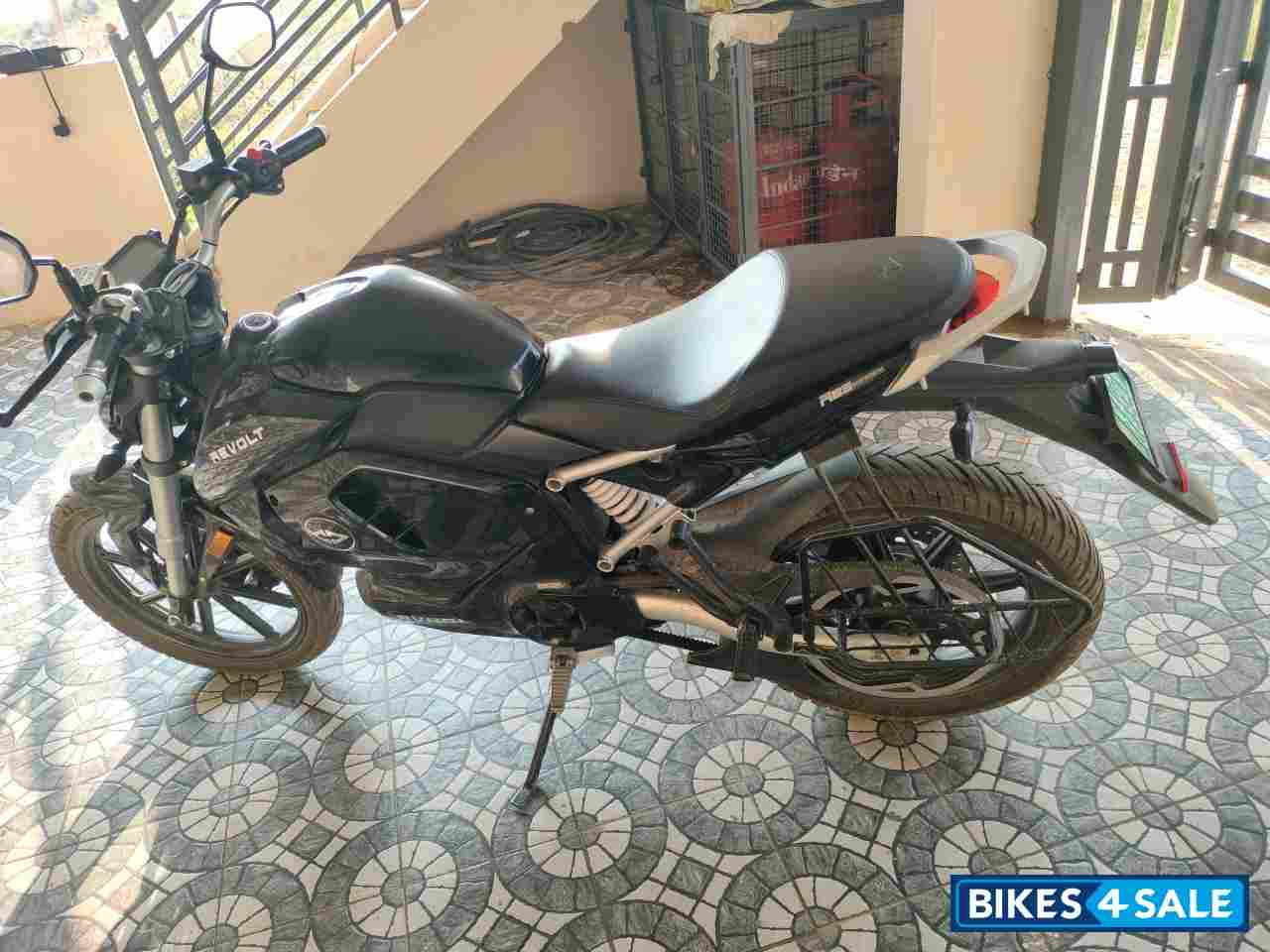 Revolt RV 400 Revolt RV 400