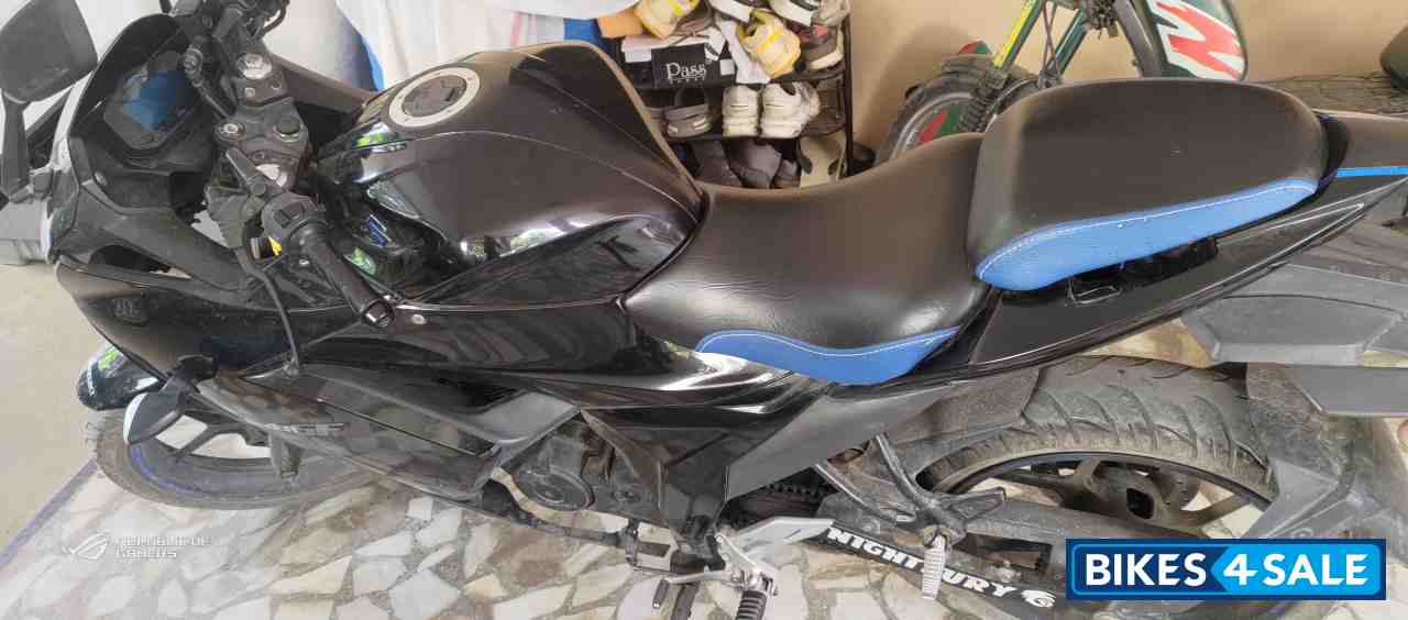 Glossy Black Suzuki Gixxer SF Fi
