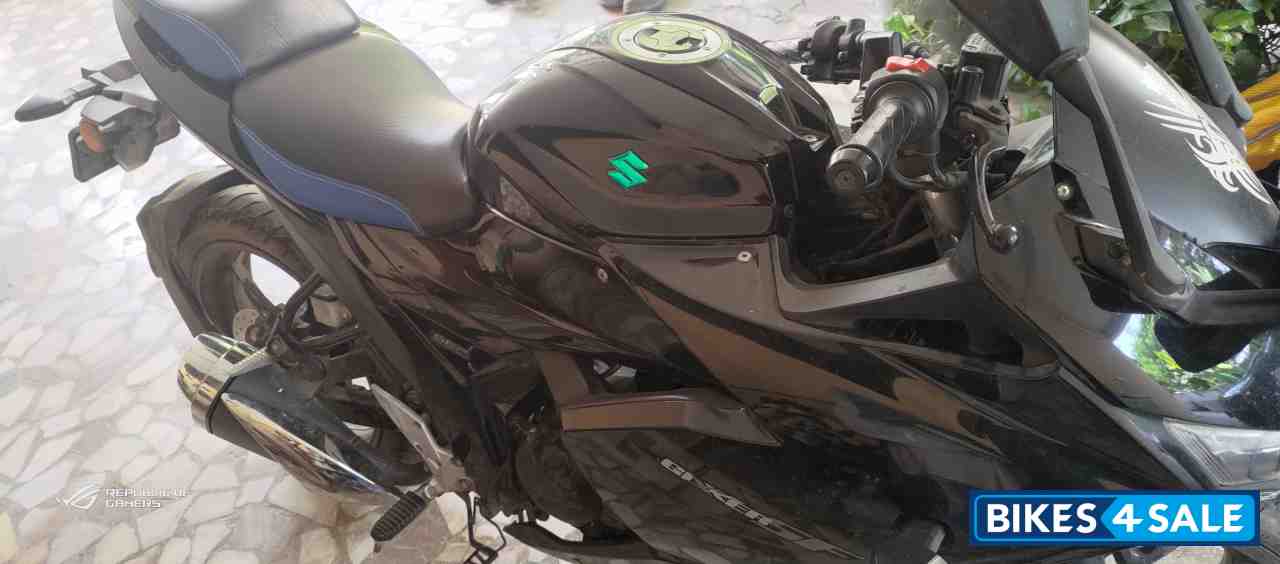 Glossy Black Suzuki Gixxer SF Fi