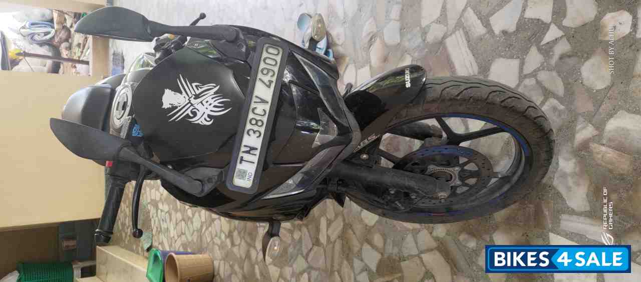 Glossy Black Suzuki Gixxer SF Fi