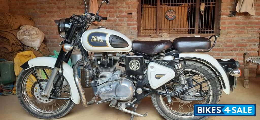White Royal Enfield Classic 350