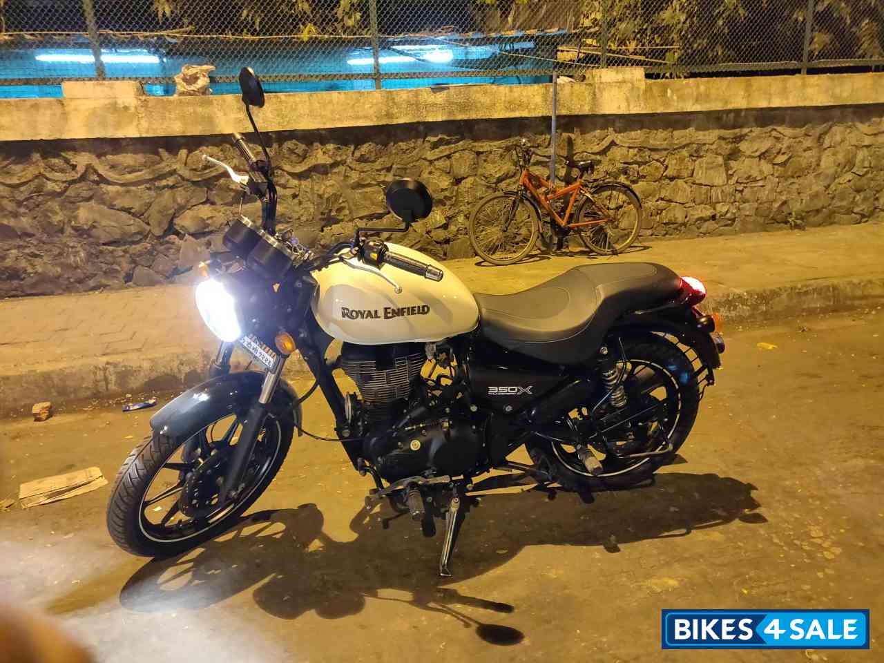 White Royal Enfield Thunderbird X 350