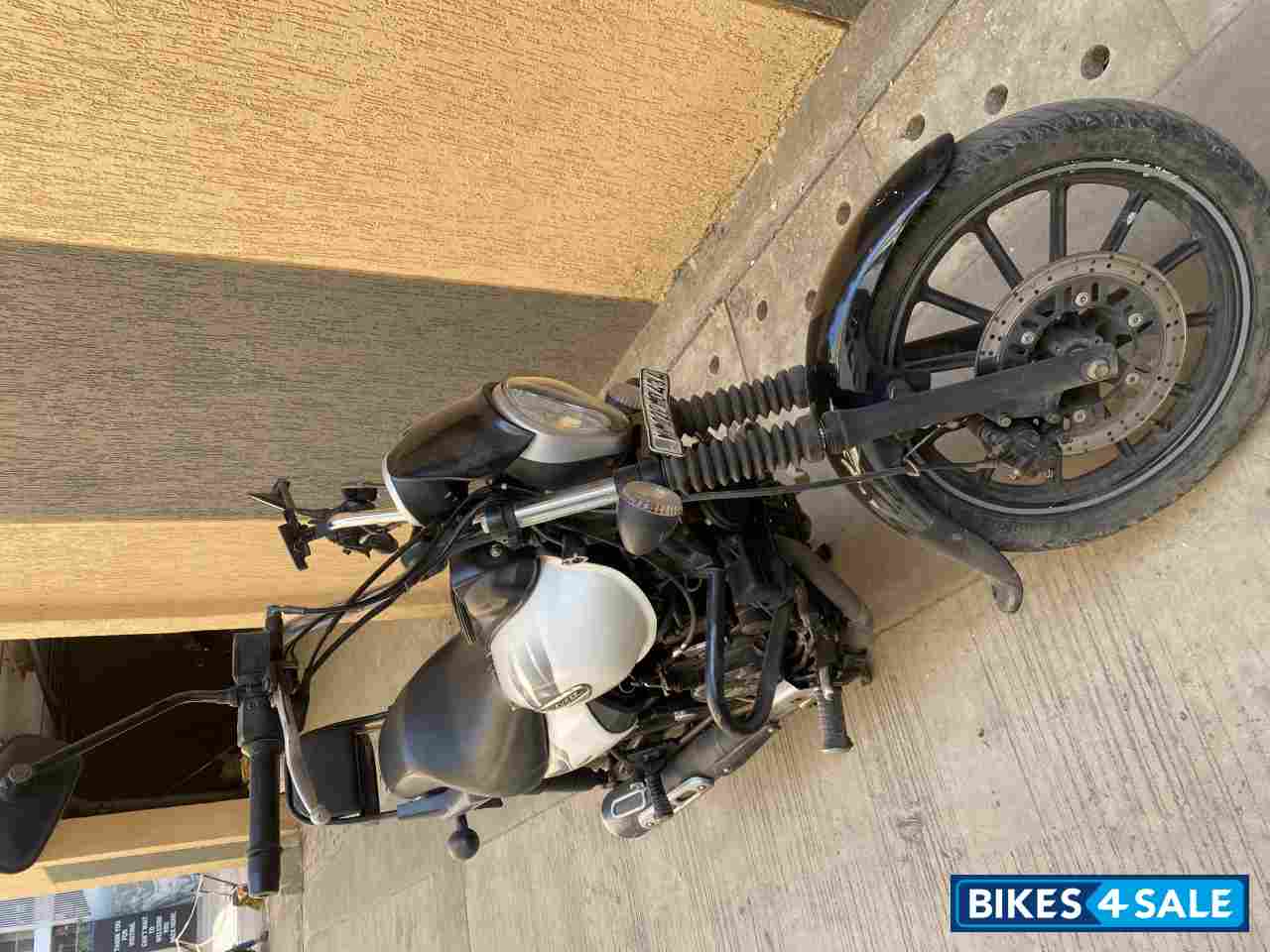 White Bajaj Avenger Street 220