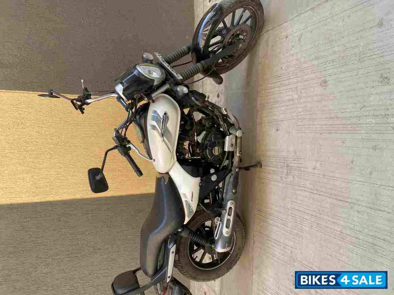 White Bajaj Avenger Street 220