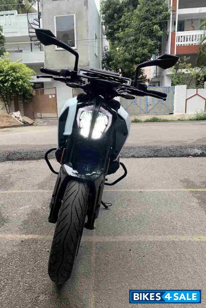 Ceramic White KTM Duke 390 BS6