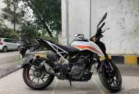 Ceramic White KTM Duke 390 BS6
