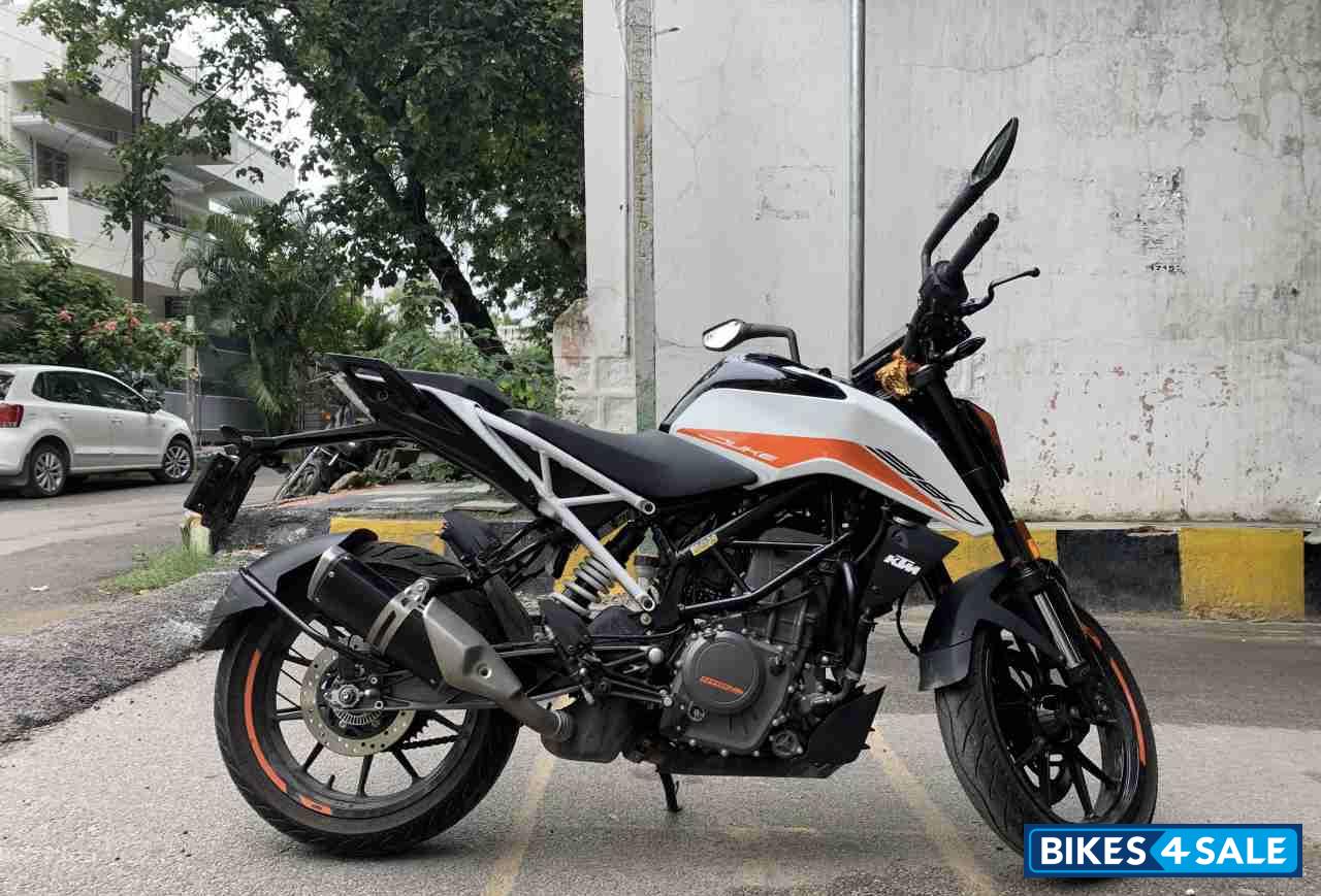 Ceramic White KTM Duke 390 BS6