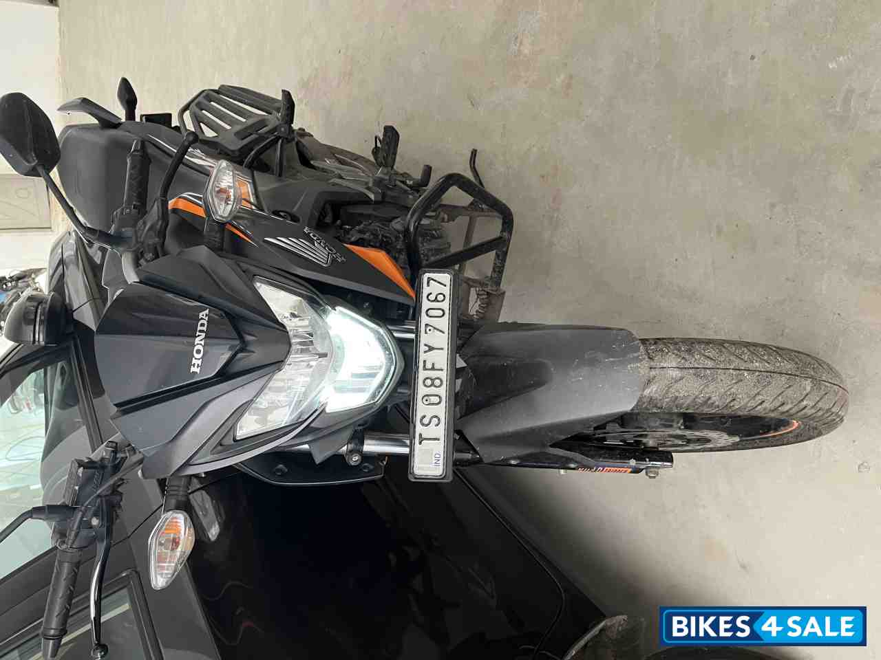 Metallic Orange Honda CB Hornet 160R ABS